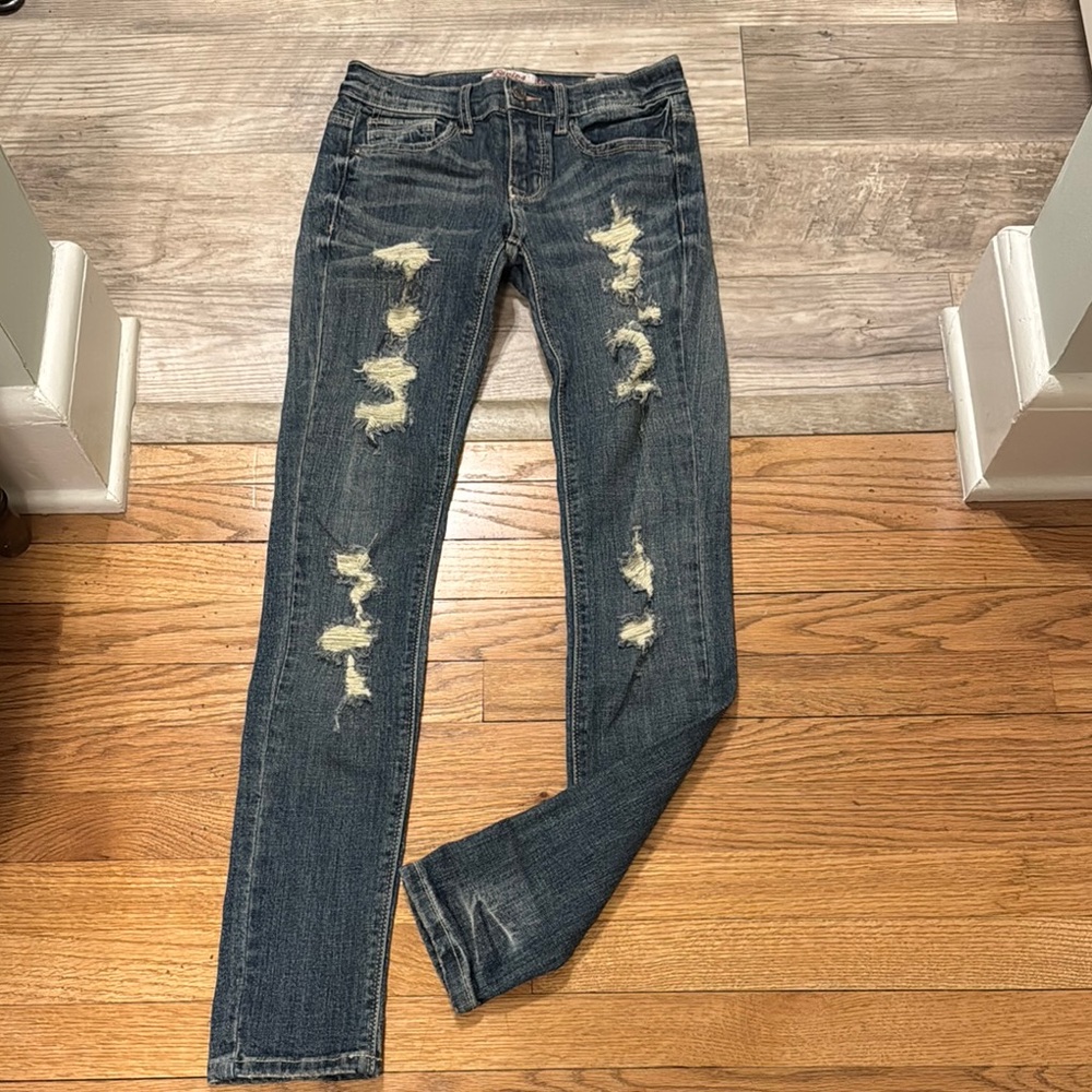 Distressed skinny stretchy jeans